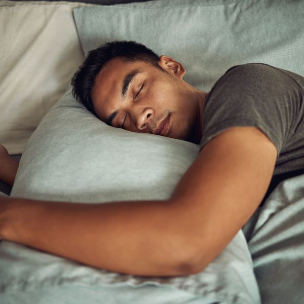 Schlafender Mann im Bett