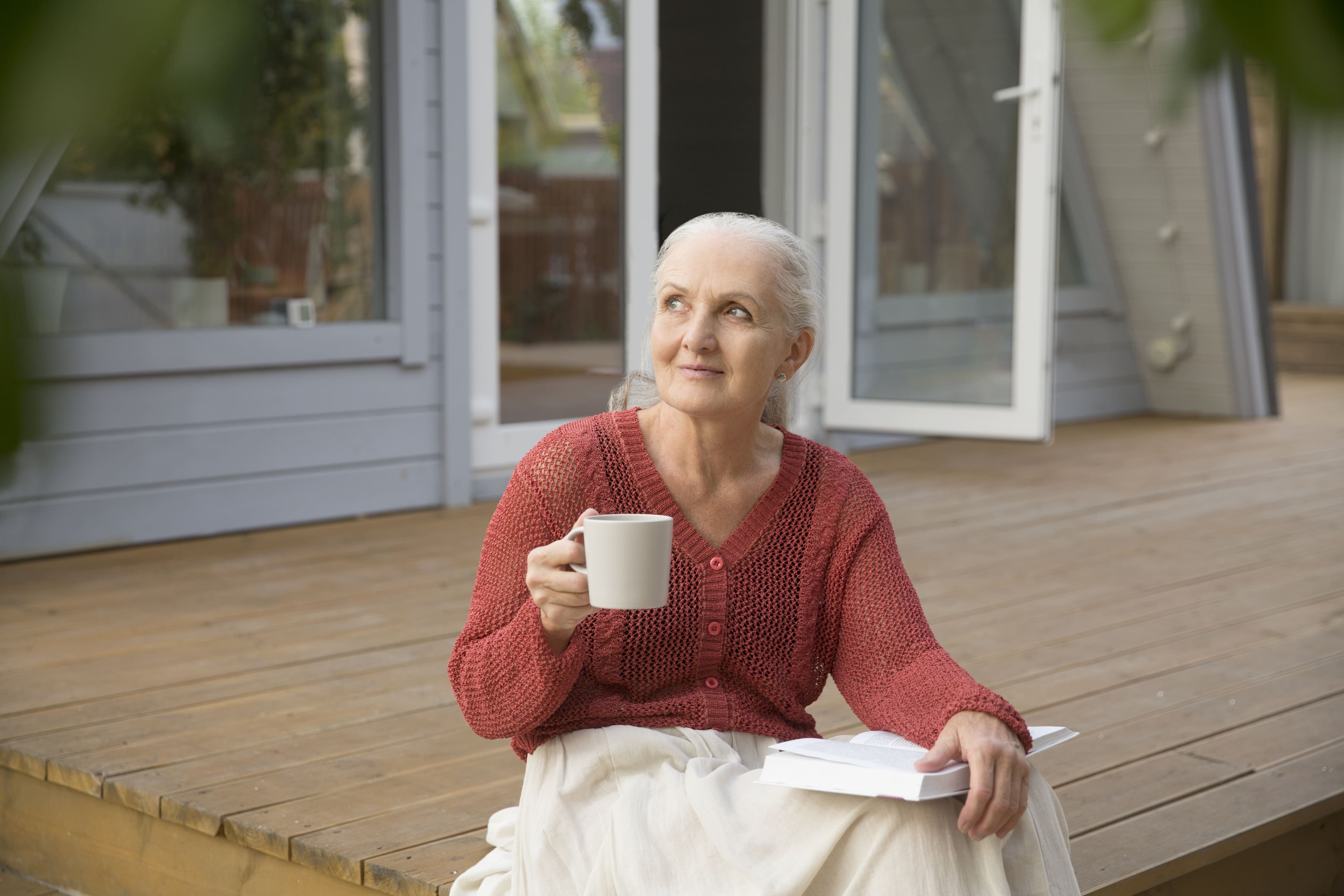 Frau genießt Kaffee auf der Terrasse