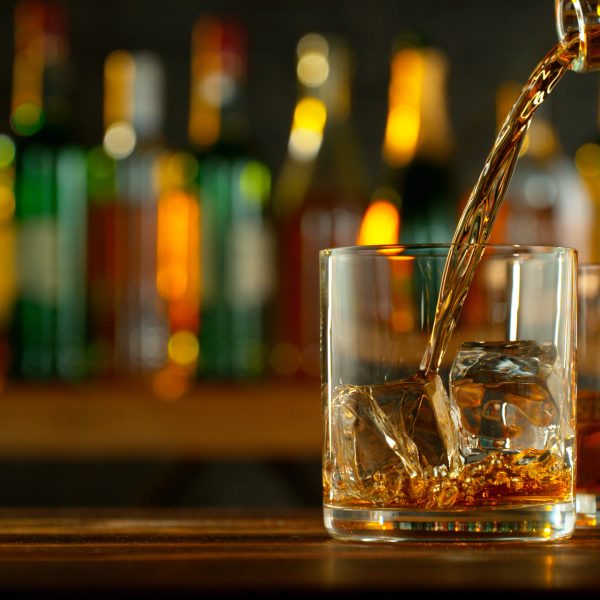 Whiskey wird in ein Glas eingeschenkt