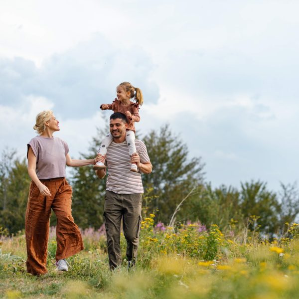 Familie die draußen wandert