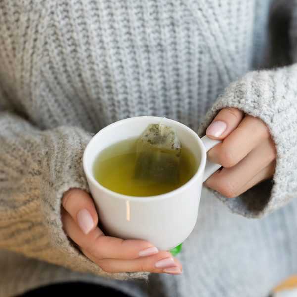 Frau mit heißer Tasse Tee