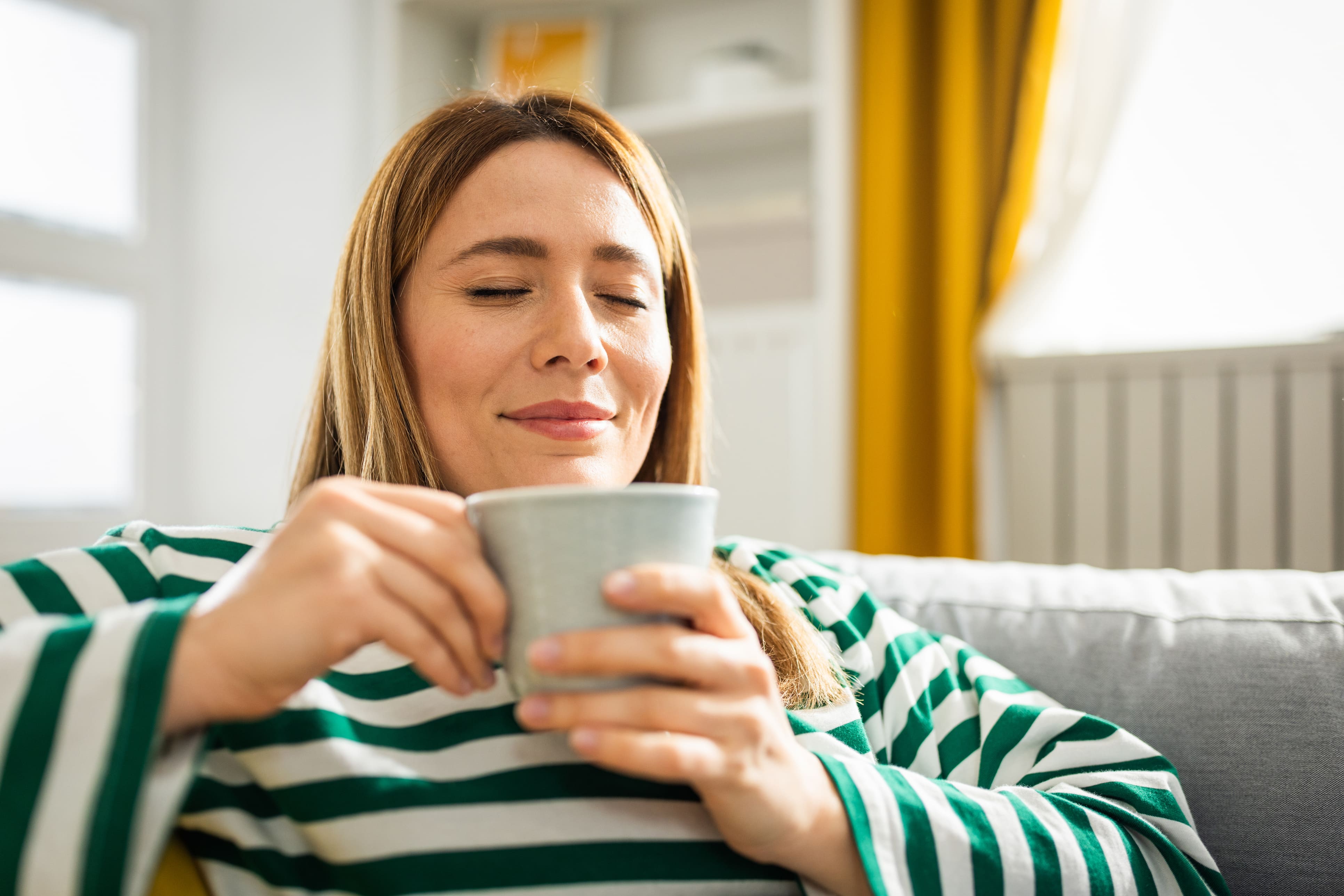 Frau genießt eine Tasse Tee